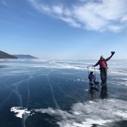 мам и сын на льду Байкала