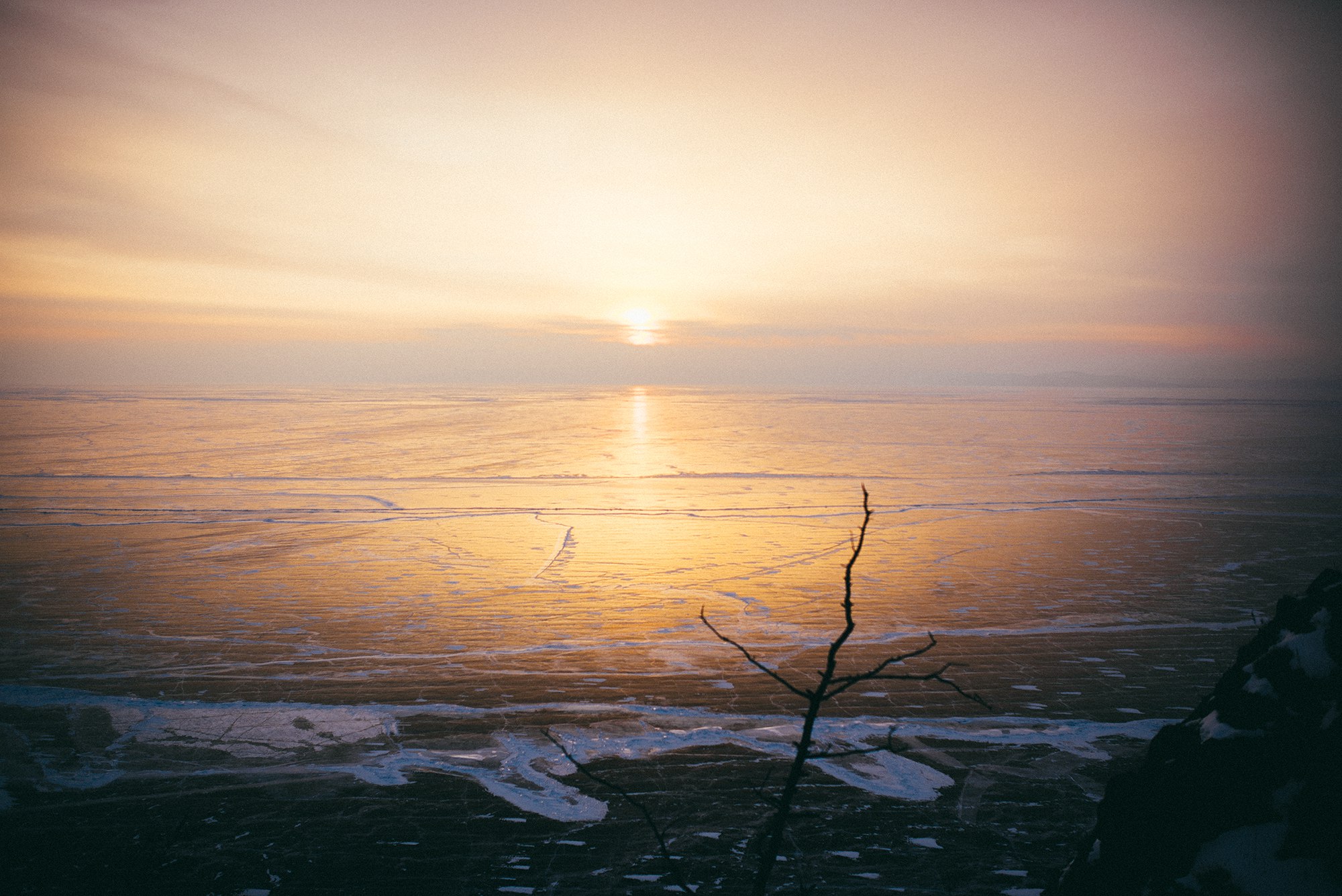 Лед Байкала зимой